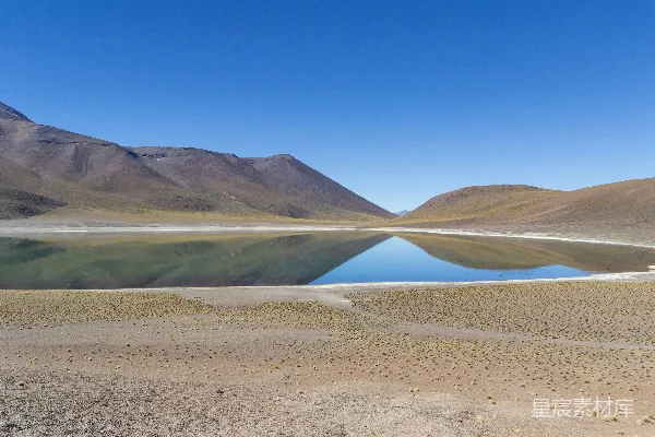 高清摄影 蓝天之下山体附近的水域