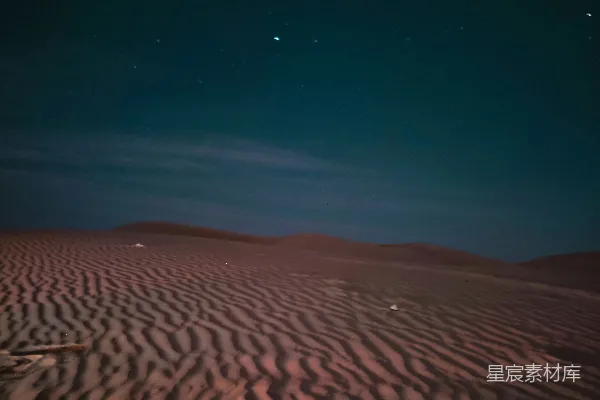 高清摄影 夜空繁星点点，沙漠之上。