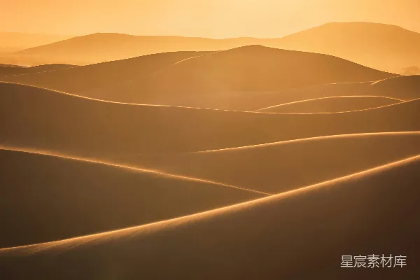 高清摄影 夕阳西下，落在沙丘之上。
