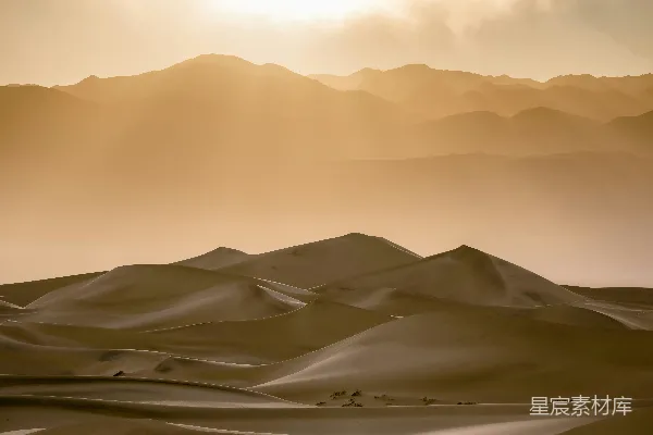 高清摄影 沙漠中的太阳正照耀着山峦。