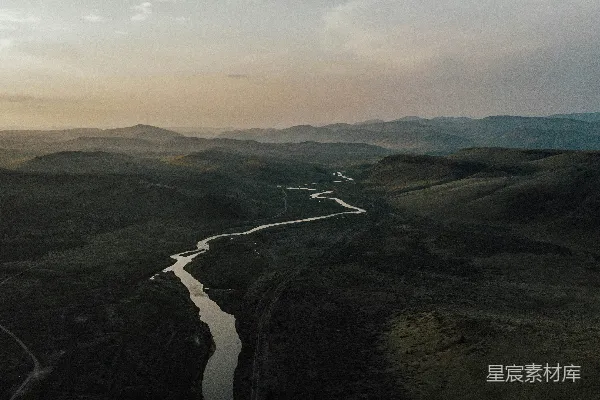 高清摄影 山谷中一条河流的空中俯视图