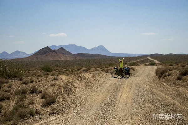 高清摄影 沙漠小径上骑自行车的人
