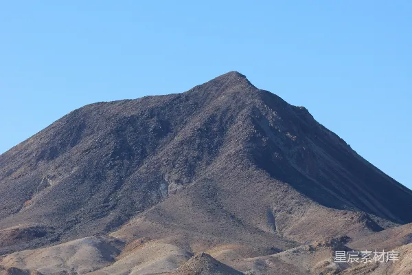 高清摄影 沙漠中一座巨大的山峰