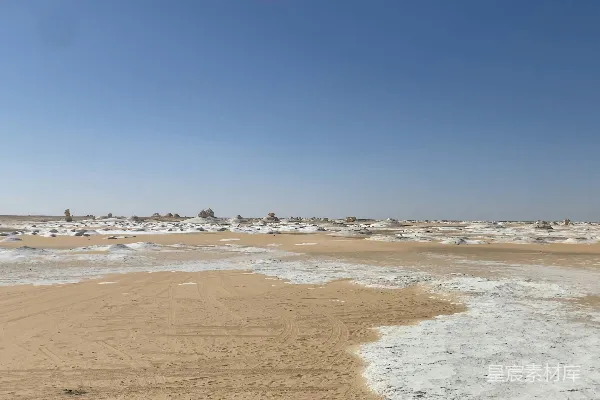 高清摄影 一片覆盖着白雪的沙滩在蓝天背景下显得异常洁白。