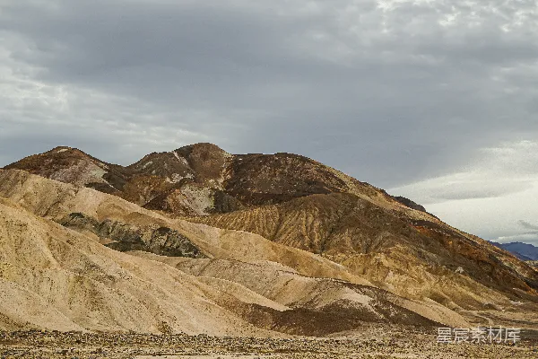 高清摄影 沙漠中一群山在阴云密布的天空下