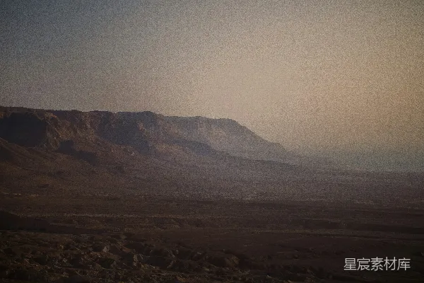 高清摄影 远处有一座山的沙漠景观