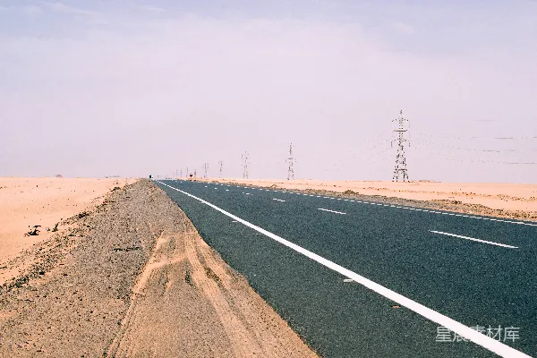 高清摄影 灰色的混凝土路在灰色的天空下
