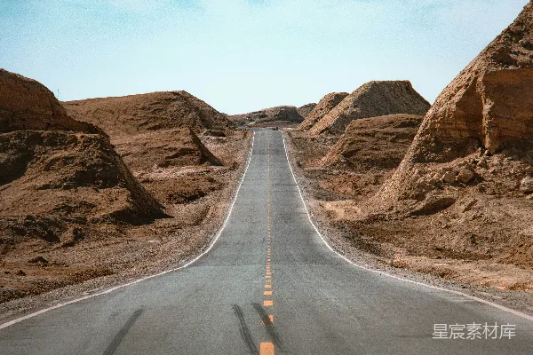 高清摄影 白天灰混凝土路旁的棕色山丘附近