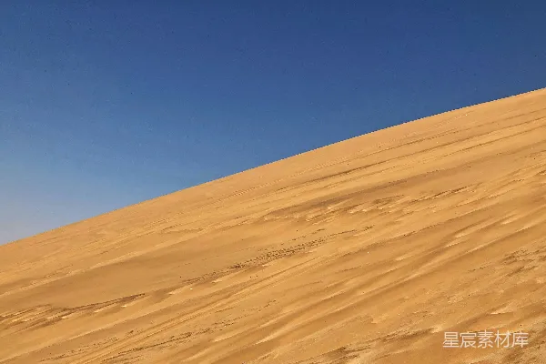 高清摄影 一个男人在沙坡侧面滑板 downhill
