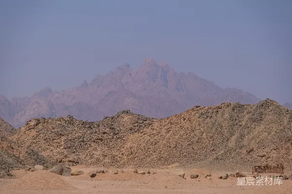 高清摄影 背景中有山的沙漠风景