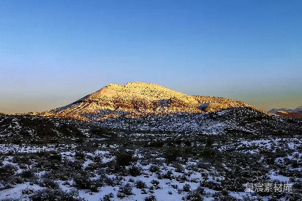 高清摄影 背景是蓝天的一座被雪覆盖的山峰。