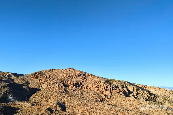 高清摄影 中间有一座高耸的山峰的山