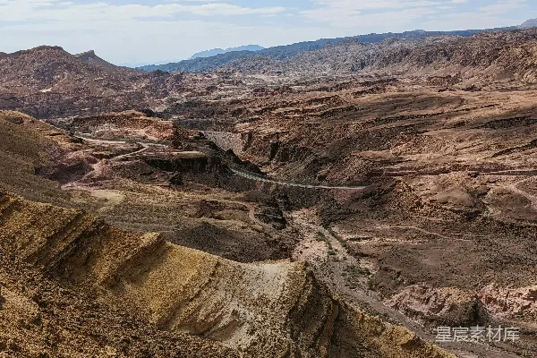 高清摄影 背景中有山的沙漠景色