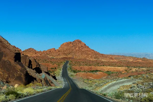 高清摄影 山间空旷的道路 beneath蓝天