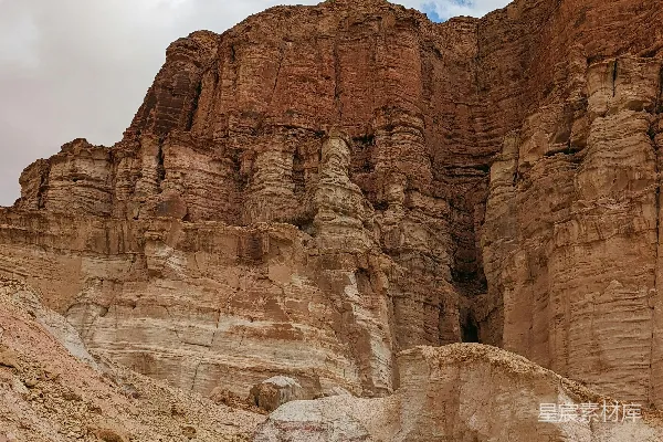 高清摄影 背景中有山的一处崎岖的风景