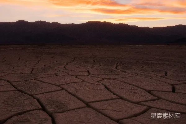 高清摄影 cracked大地景观在壮丽的日落天空下。