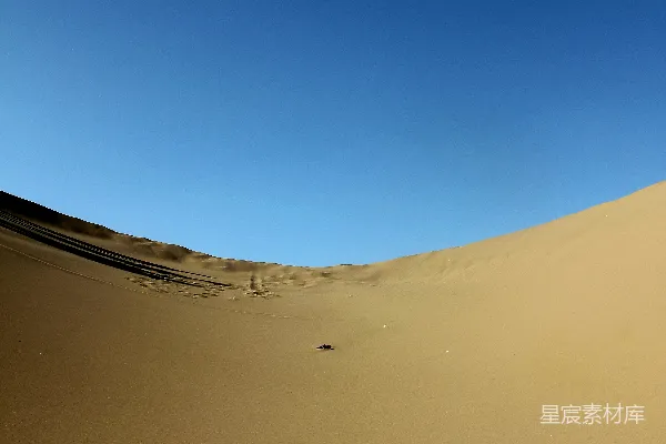 高清摄影 沙滩上一个骑着冲浪板的人