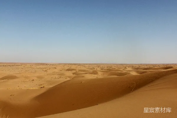 高清摄影 一片蓝天下的沙漠与沙丘