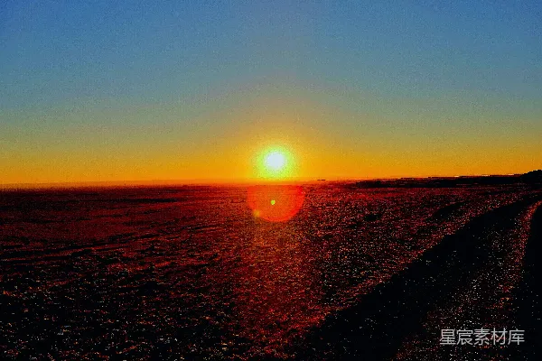 高清摄影 远处的沙漠上太阳正在落下