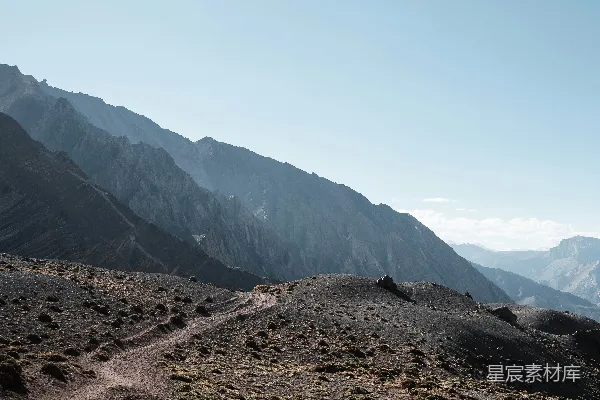 高清摄影 山中一条尘土路