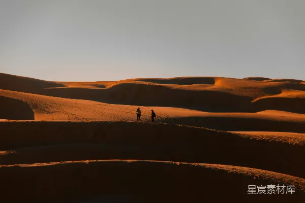 高清摄影 几个人站在一片沙漠的中间