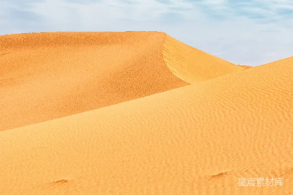 高清摄影 一个人走在沙漠中留有脚印的沙地