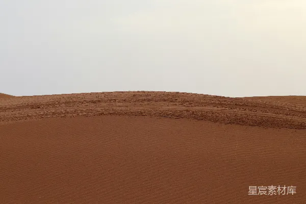 高清摄影 背景有一面白墙的大平坦地区域。