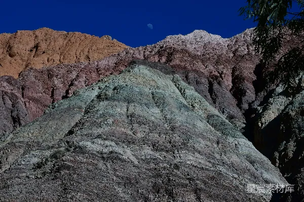 高清摄影 色彩斑斓的山峦矗立在深蓝的天空中。