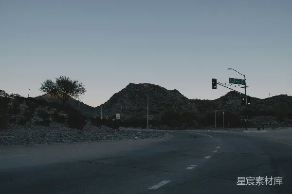 高清摄影 路边的一块路牌