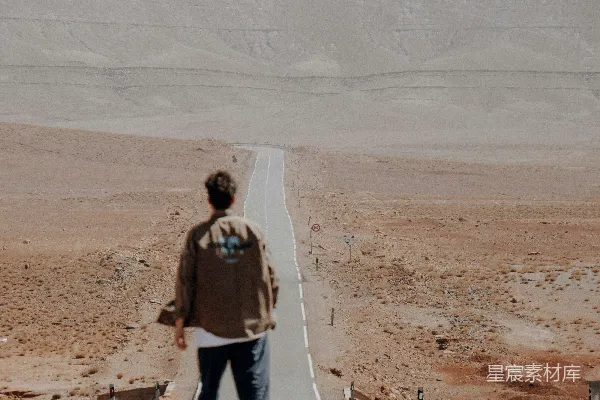 高清摄影 一个男人在人迹罕至的路上行走