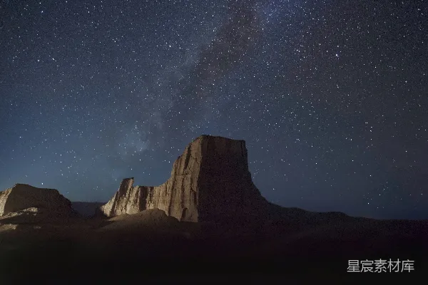 高清摄影 棕色的落基山脉在星空的夜晚中