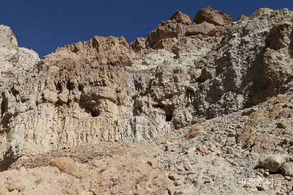 高清摄影 中间有一个洞的山峰
