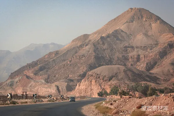 高清摄影 棕色山丘附近白天有湖泊的景象