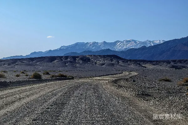 高清摄影 背景是连绵的山峦的小路充满了泥土。