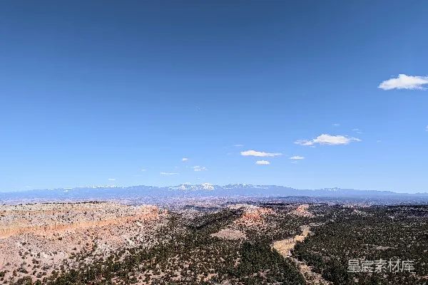 高清摄影 一座山峦环绕中的风景画，一条河流穿过其中。