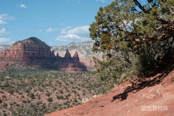 高清摄影 山谷中的美景，背景是群山。