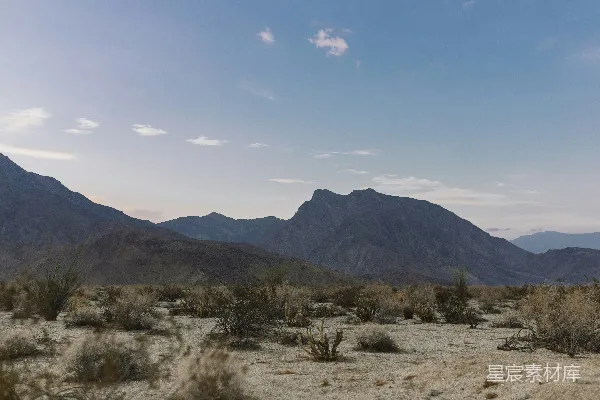高清摄影 背景中有山的沙漠景观