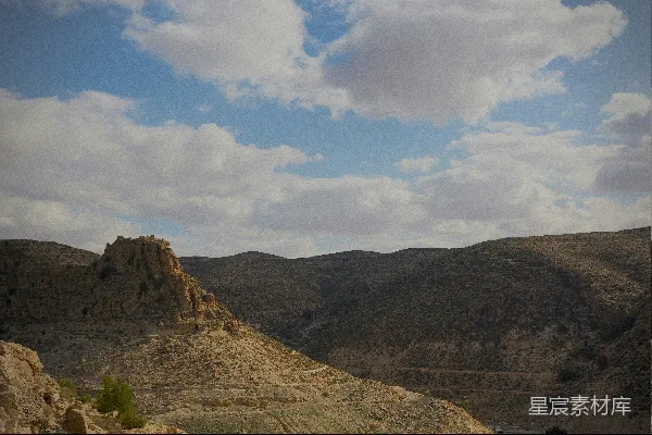 高清摄影 背景中有山的山谷景色