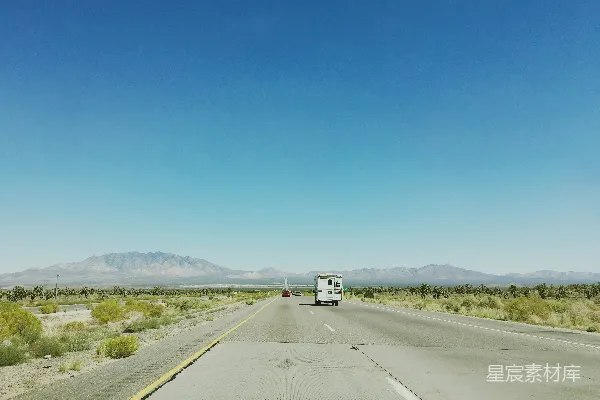 高清摄影 灰色公路上的白色汽车的蓝天背景摄影