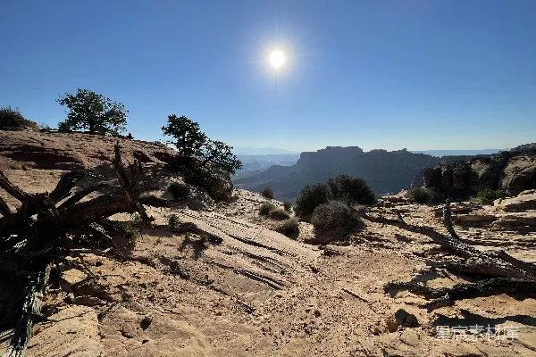 高清摄影 阳光照耀在一片岩石嶙峋的景象之上