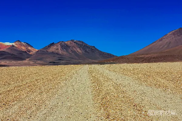 高清摄影 背景为拉古纳蔚蓝的沙漠景观，山峦耸立。