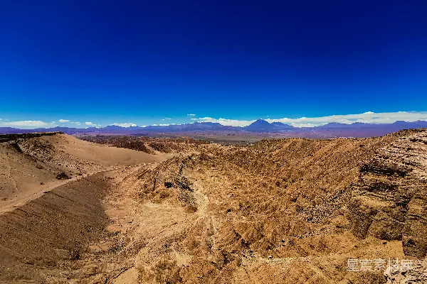 高清摄影 背景中有山的沙漠景观