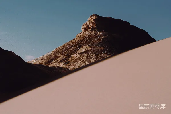 高清摄影 远处有一座山的沙漠景观