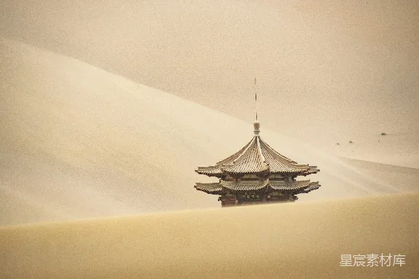 高清摄影 一座高大的建筑矗立在沙漠的中间。
