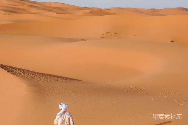 高清摄影 一个行人穿越一片沙地
