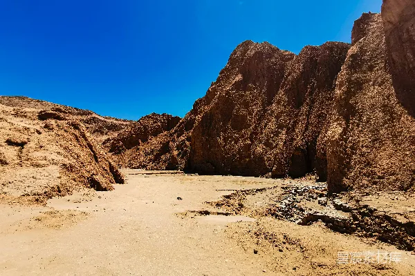 高清摄影 一条崎岖的峡谷，一条土路。