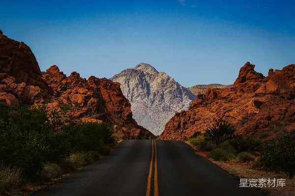 高清摄影 背景中有座山的道路
