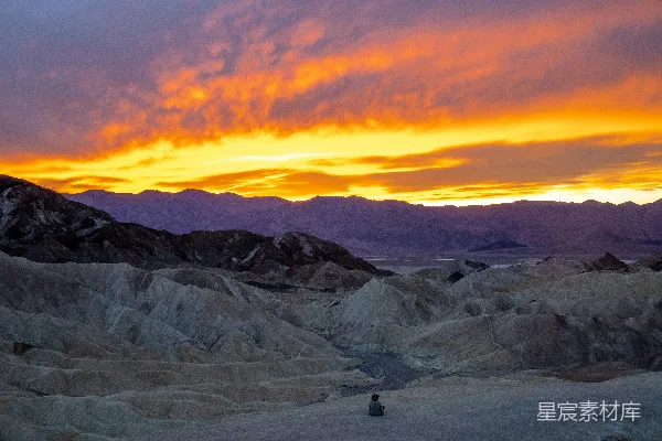高清摄影 人在夕阳下走在覆有积雪的田野中