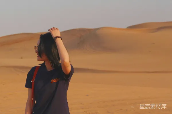 高清摄影 沙漠中行走的女人