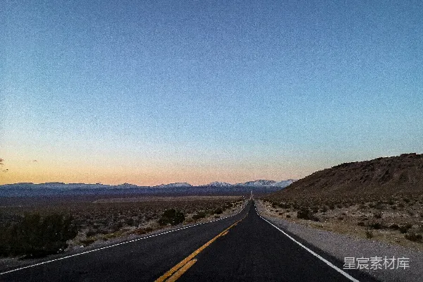 高清摄影 沙漠中的一段漫长道路